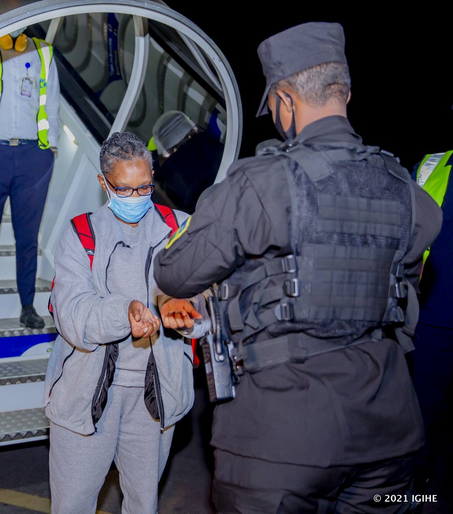 Abapolisikazi b'u Rwanda bahise bamuta muri yombi ako kanya