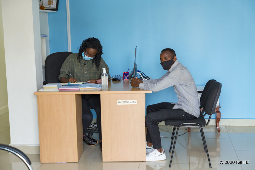 Muri Advanced Dental Centre bakira abantu bose bafite uburwayi bw'amenyo butandukanye