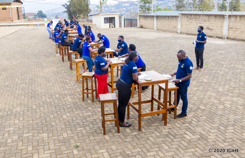 Ba rwiyemezamirimo bakiri bato batangiye amahugurwa bigira mu matsinda ya babiri babiri, bagenda basimburana