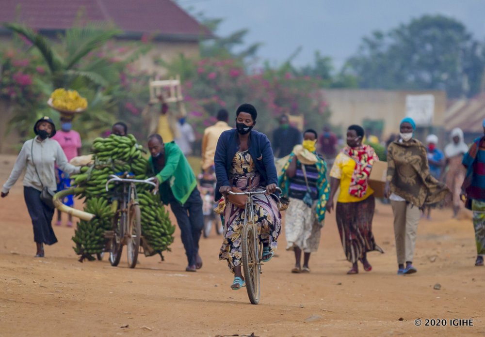 Igare ryahoze ari igikoresho cyifashishwa cyane mu buzima bwa buri munsi bw'Abanyarwanda. Aya mafoto yafatiwe mu Bugesera yerekana umwe mu bavuye kurisaruriraho ibihingwa bitandukanye