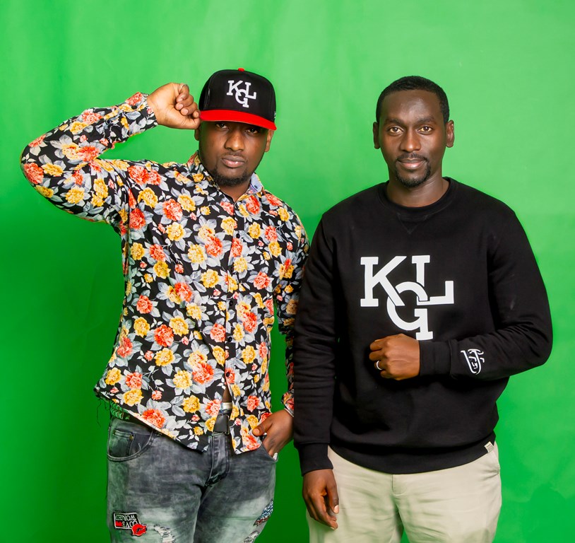 Habimana Felix nyiri gitekerezo cya Brand ya KGL (wambaye umupira w'umukara) arikumwe n'umuhanzi Skapado (wambaye ingofero) / Ifoto:Muhizi Serge