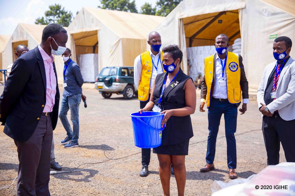 Mu bikoresho Lions Club yatanze harimo n'iby'isuku