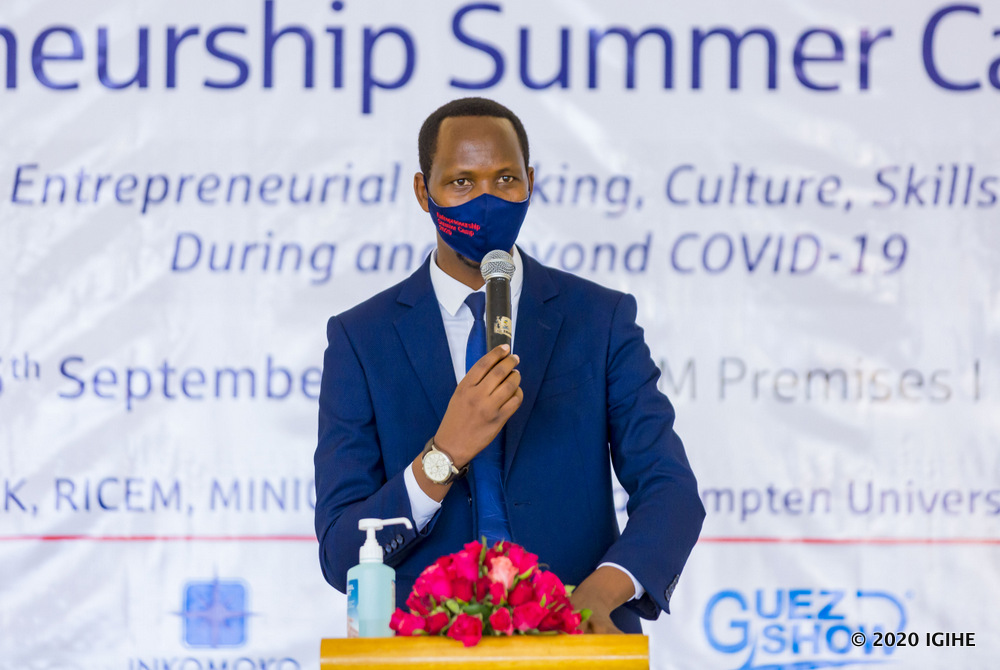 Umuyobozi Mukuru ushinzwe Igenamigambi n’Igenzura muri Minisiteri y’Ubucuruzi n’inganda, MINICOM, Jonas Munyurangabo, yavuze ko aya mahugurwa azatinyura urubyiruko rukihangira imirimo