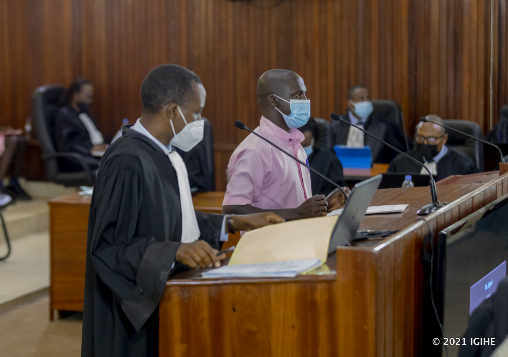Nsengimana Herman wabaye Umuvugizi wa FLN n'umwunganira mu mategeko ubwo bari imbere y'urukiko