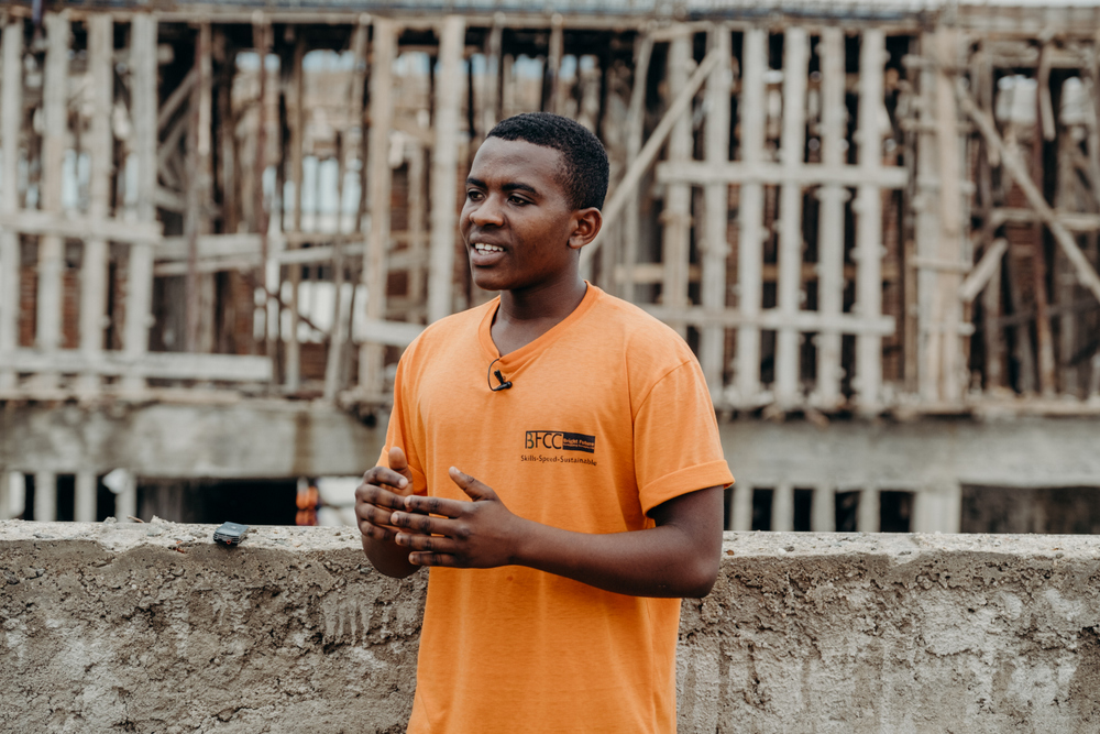 Umwe mu bakozi batatu bahoraho ba Bright Future Contracting, Hakizimana Dieudonne, avuga ko amaze amezi atatu akora mu bijyanye no kubaka ikoranabuhanga mu turima tw’igikoni