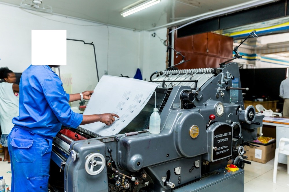 Plates ishyirwaho umwandiko ikinjiza muri offset printing machine