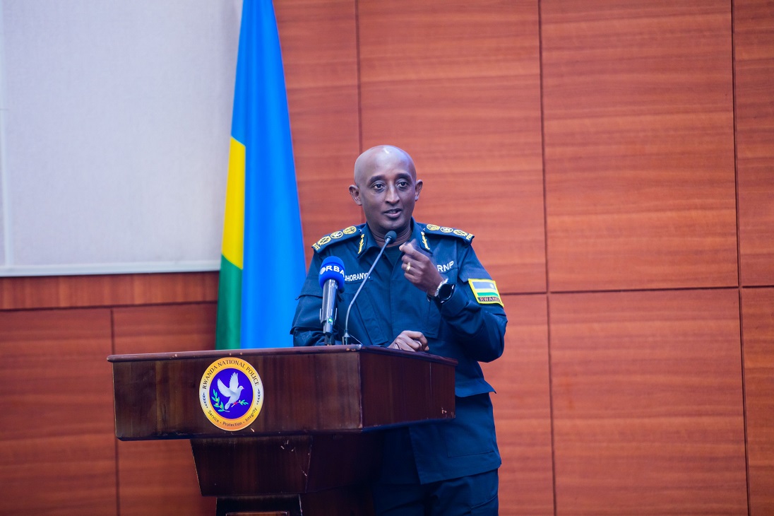 Umuyobozi wa Polisi y’Igihugu, IGP Felix Namuhoranye, yavuze ko abahinduye liquor stores na alimentations utubari batazihanganirwa