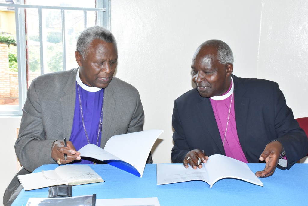 Musenyeri Rwaje Onesphore (iburyo) yahererekanyije ububasha na Musenyeri Laurent Mbanda