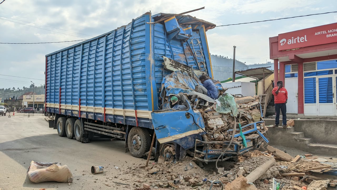 Iyi kamyo yakoze impanuka yangiritse cyane