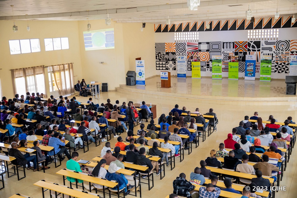 Ikiganiro cyitabiriwe n'abanyeshuri bari kumwe n'abayobozi babo