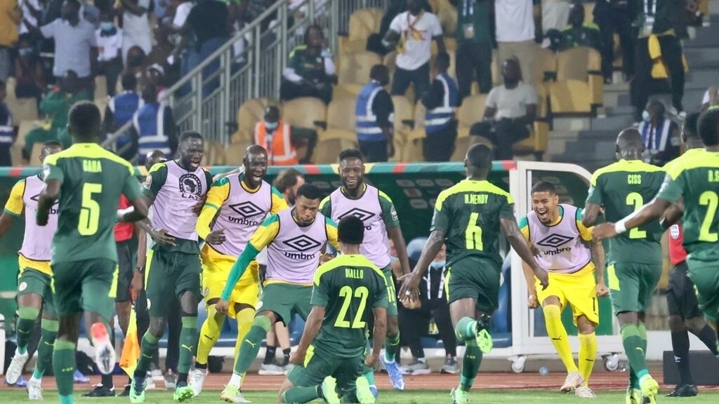 Abakinnyi ba Sénégal bishimira igitego cyinjijwe na Abdou Diallo