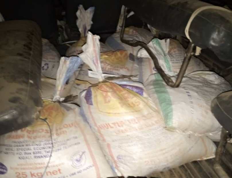 Bafatanywe amabuye y'agaciro ya magendu bayapakiye mu modoka