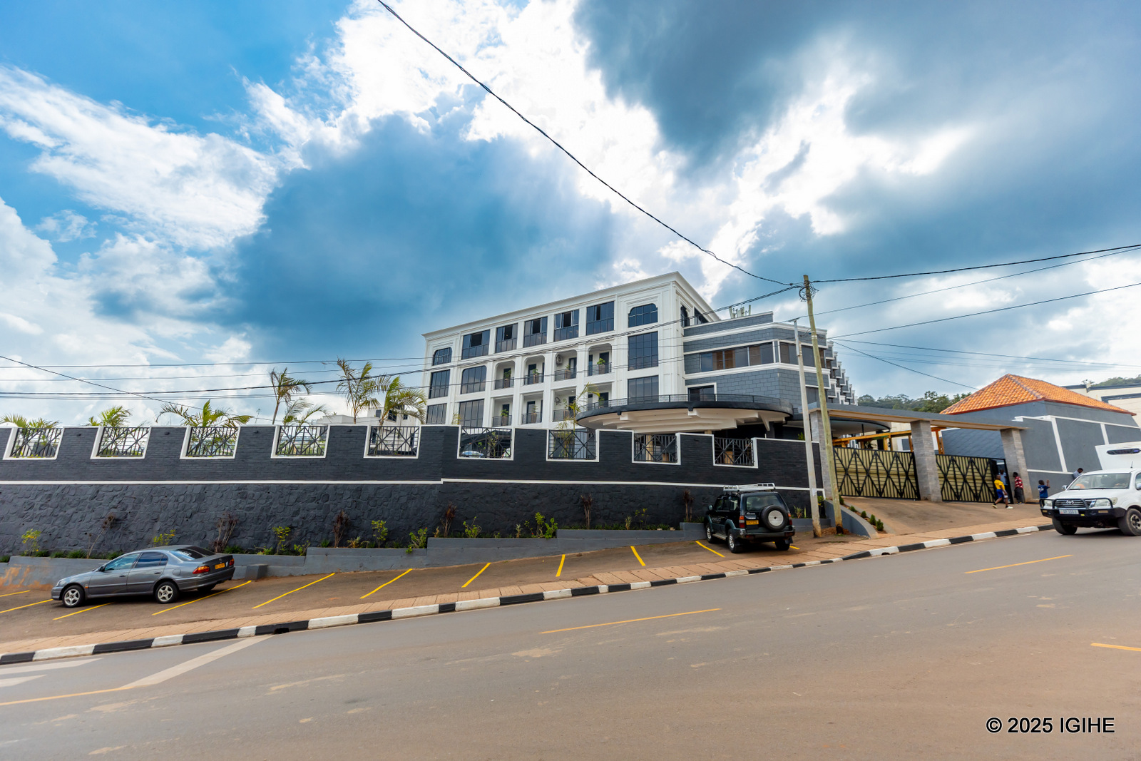 RAKKA Hotel uyirebeye hakurya y'umuhanda