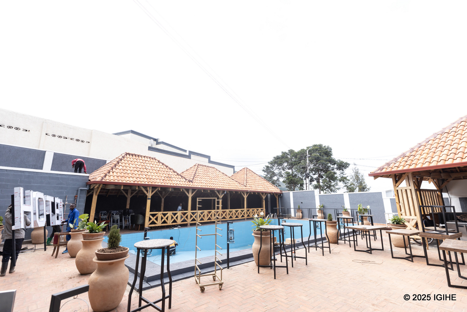 Nubwo imirimo ya nyuma yo gushyira ibintu ku murongo itararangira, ubona ko hoteli yamaze kugira ishusho