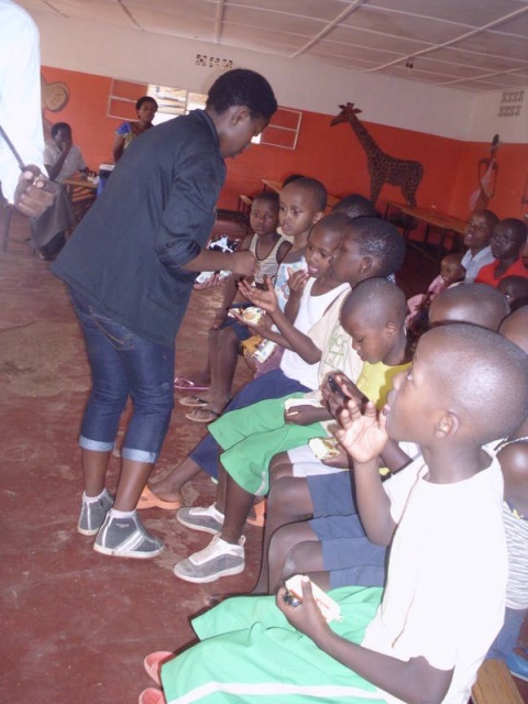 Berabose ari kumwe n'abana baba mu kigo cy'imfubyi abigisha ibintu bitandukanye