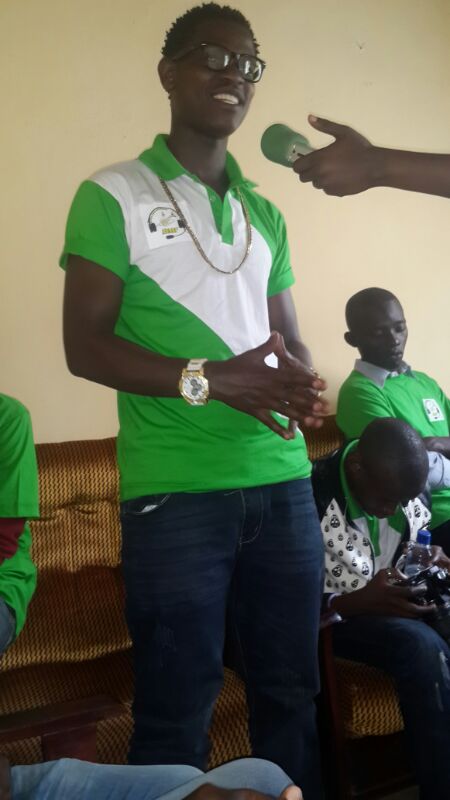Bruce Melodie avuga ijambo. Aha ni mu nzu y'abasuwe.