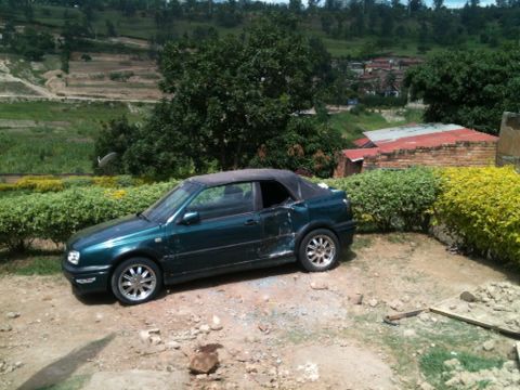 Habuze gato ngo imodoka ya MC Monday irenge urugo