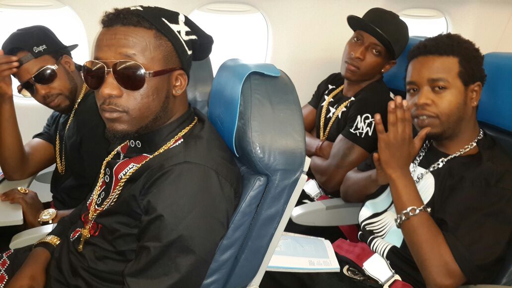 Jay Polly na Urban Boys mu ndege ubwo berekezaga i Burayi.