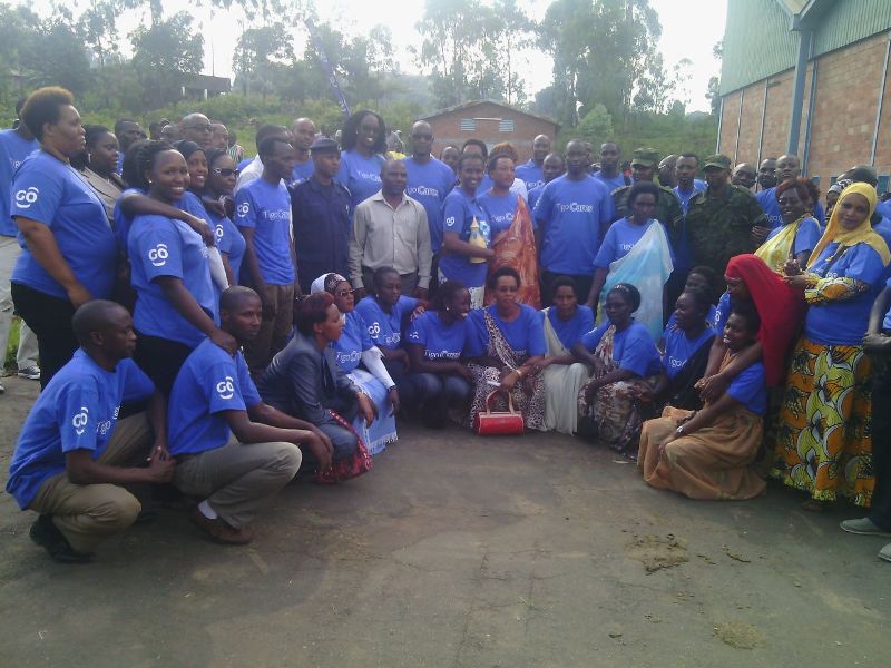 Abagize koperative y'abarokotse Jenoside bari kumwe n'abakozi ba Tigo