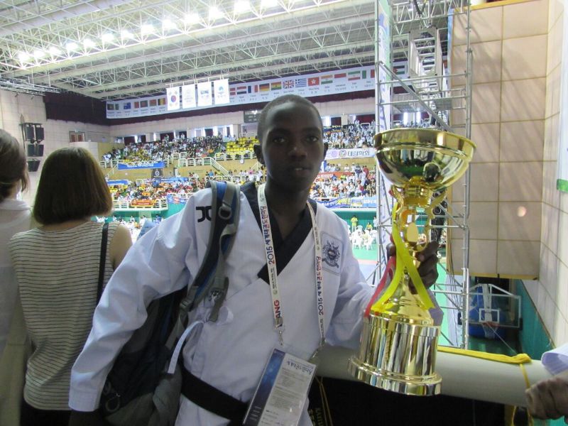 Benon Kayitare iruhande rw'Igikombe bahesheje u Rwanda