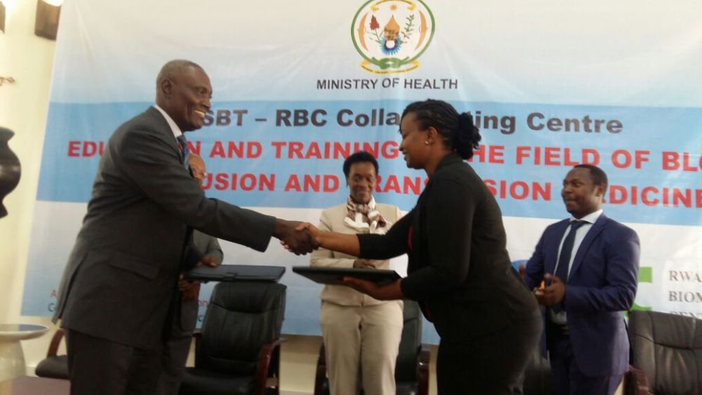 Umuyobozi wa AfSBT,Gabriel Muyimba n'Umuyobozi wa RBC, Jeanine Condo