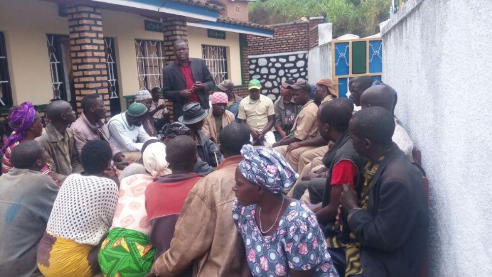 Dusengimana Paul (uhagaze) aganiriza abaturage yatumiye mu busabane