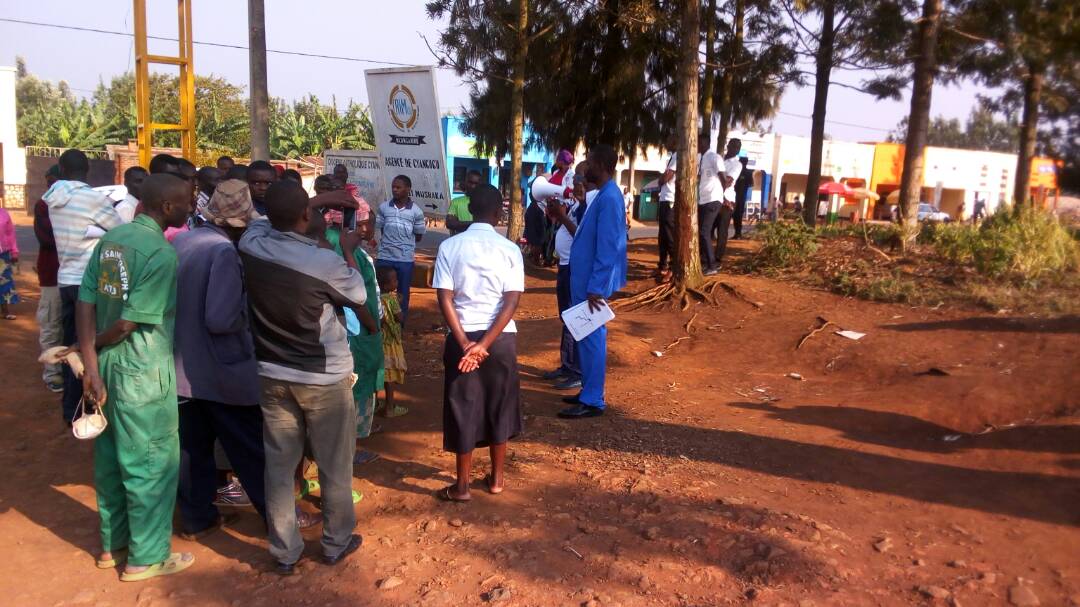 Mpayimana aho ageze hose abona abaturage bake mu bikorwa bye byo kwiyamamaza