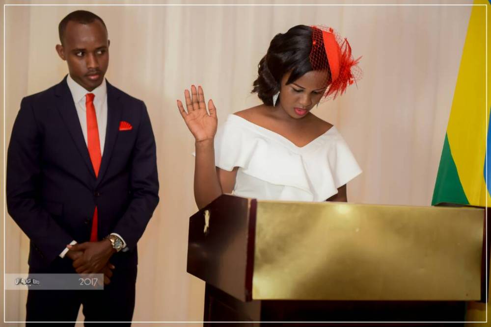 Umuririmbyi Diane Nyirashimwe wamamaye muri True Promises arahira imbere y'amategeko ko yemeye kubana na Mpore Eric