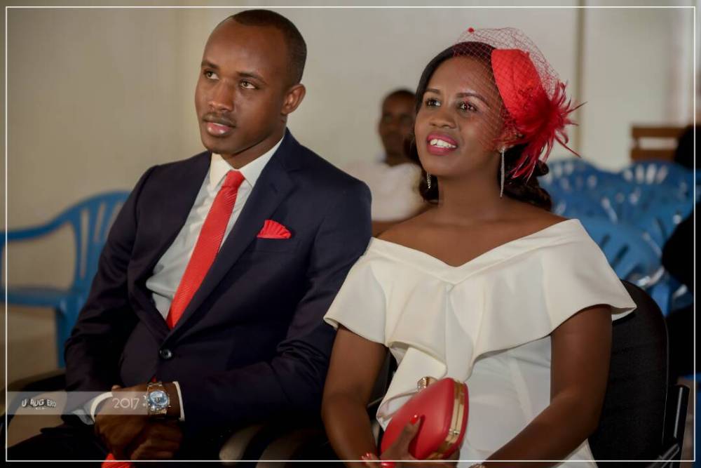 Bateze amatwi impanuro bahabwaga mu muhango wo gusezerana imbere y'amategeko