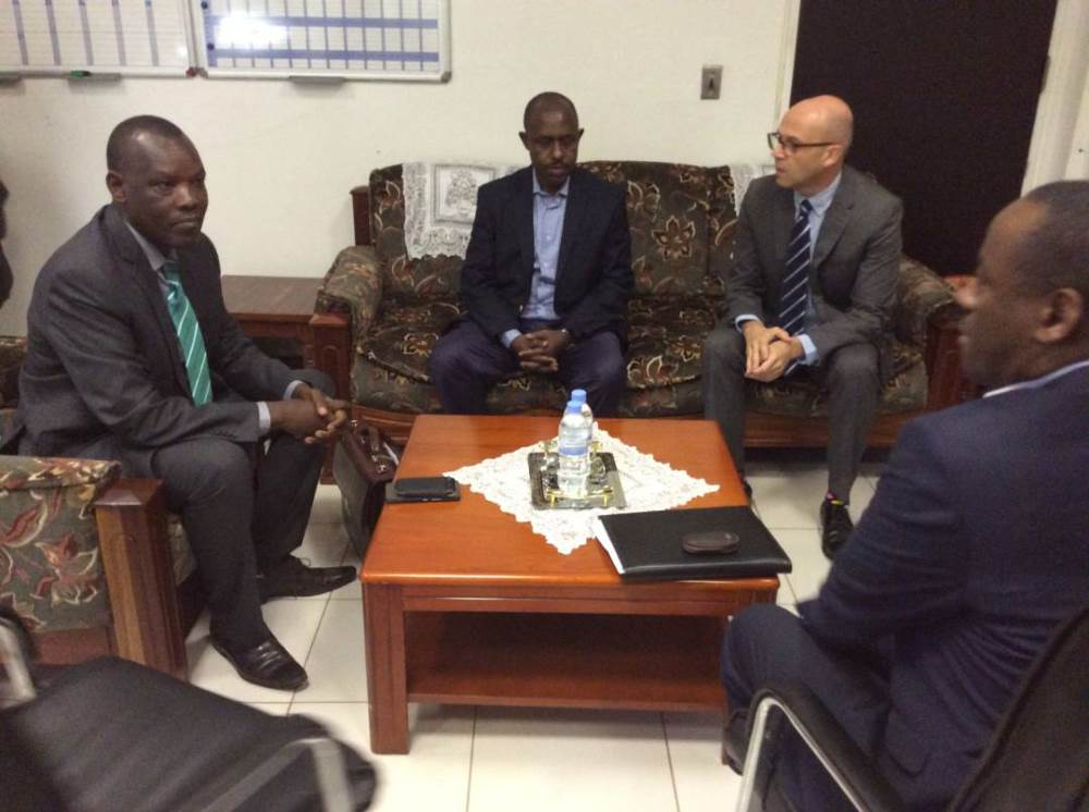 Minisitiri w'Uburezi aganira n'abayobozi barimo ab'Akarere ka Huye nyuma yo gusura UR-Huye