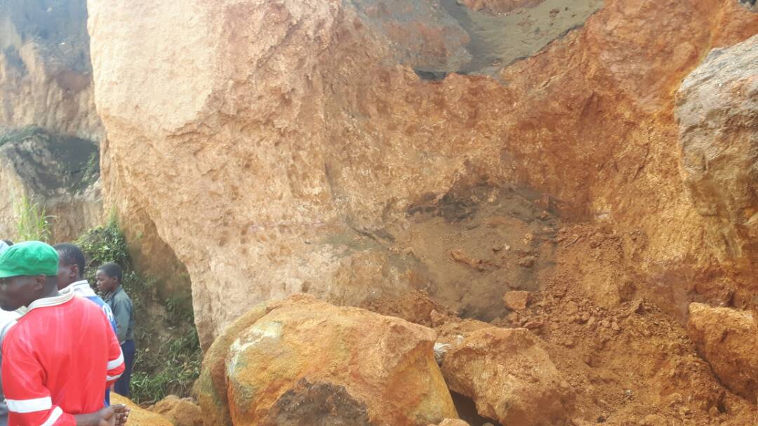 Ikirombe cyagwiriye abaturage, umwe agahita yitaba Imana