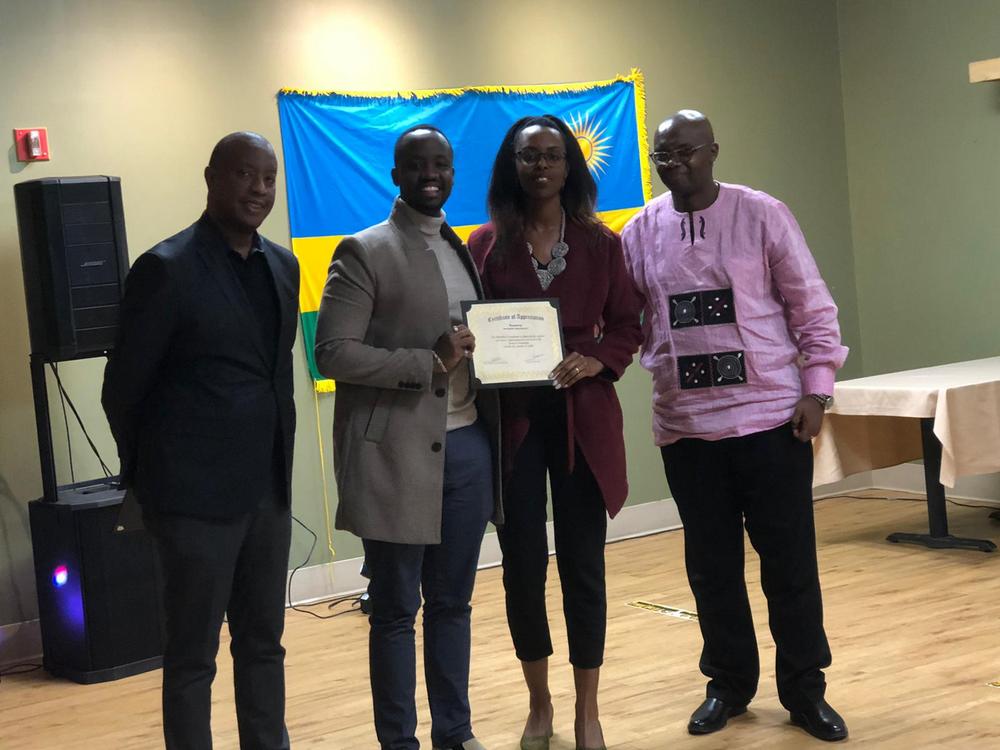 Kalomba na Amanda Kalomba (hagati) bashimirwa n'ubuyobozi bwa Diaspora ya Maine