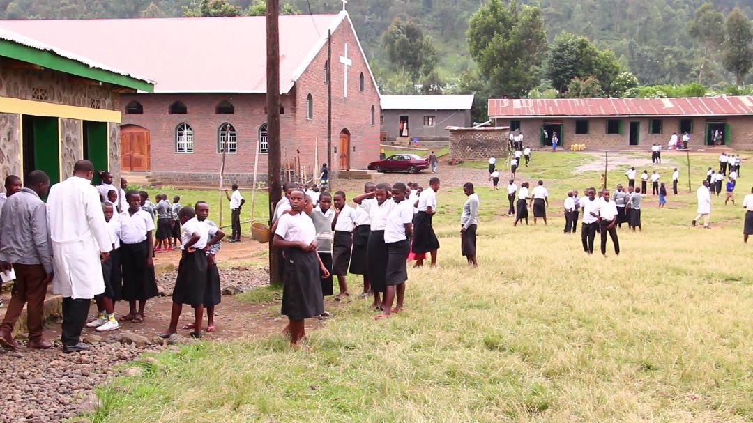 Abanyeshuri bo mu Karere ka Burera bavuga ko kubura ibibuga n'inzu z'imyidagaduro zihagije bididindiza impano zabo