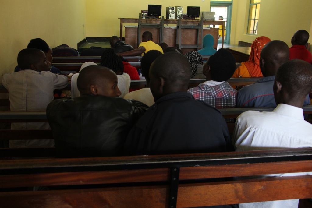 Batandatu bakekwaho gutwikira abana babiri mu nzu umwe agapfa bagejejwe imbere y’urukiko