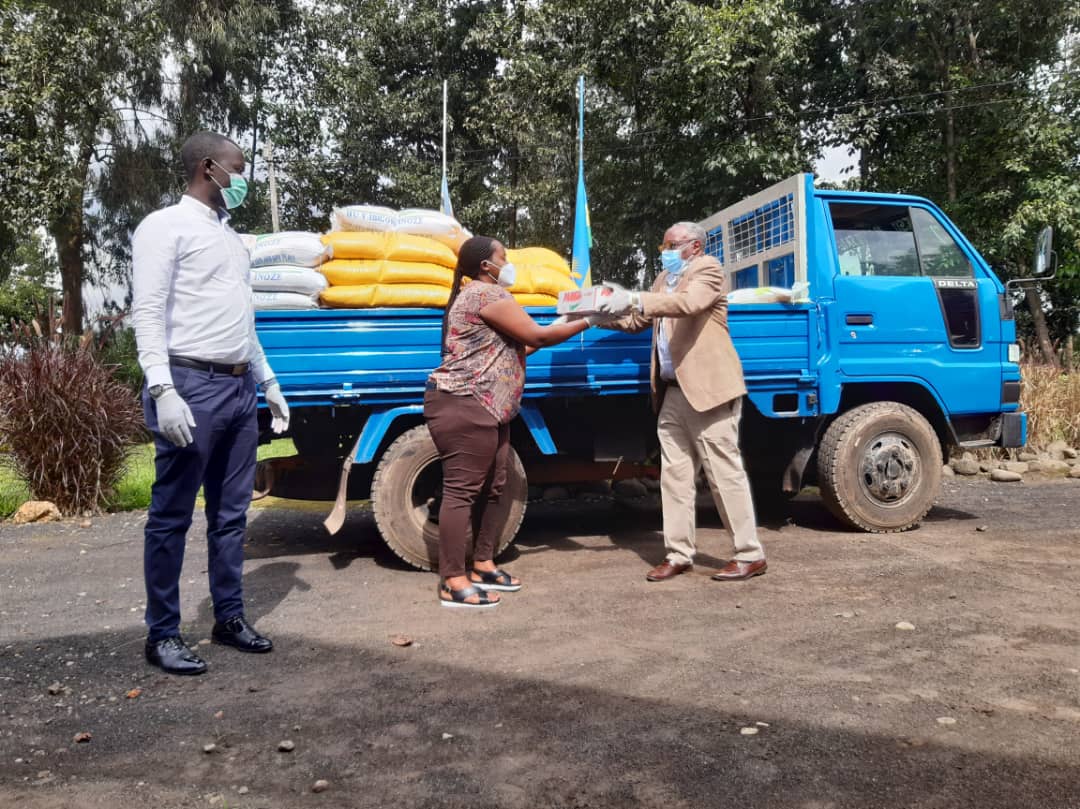 Umuyobozi Mukuru wa Komisiyo y’Igihugu y’Ubumwe n’Ubwiyunge, Bishop John Rucyahana, akaba n’uw’Umuryango uharanira Impinduka wita ku batishoboye (Transformation Ministries) ashyikiriza Umuyobozi w’Akarere ka Musanze wungirije ushinzwe Imibereho myiza y’Abaturage, Kamanzi Axelle, inkunga yagenewe abaturage