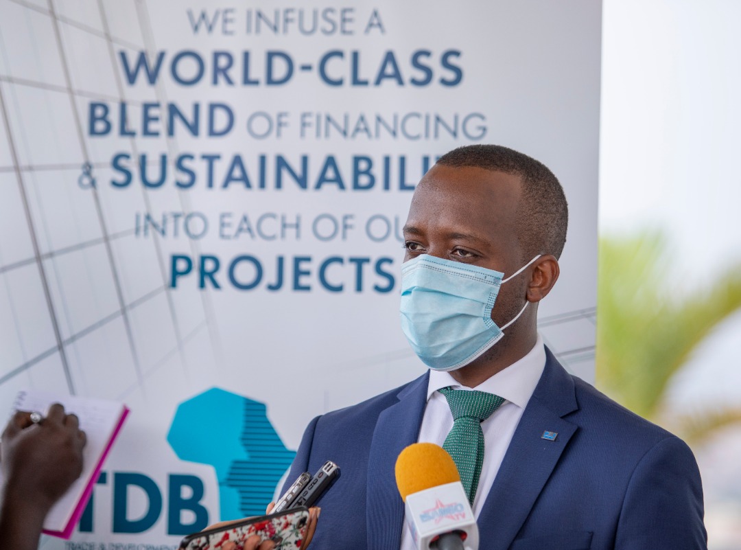 Umuyobozi uhagarariye abanyamigabane muri Trade and Development Bank akaba n’Umuyobozi w’Ikigo cy’Ubwiteganyirize mu Rwanda, RSSB, Rugemanshuro Regis, aganira n'itangazamakuru