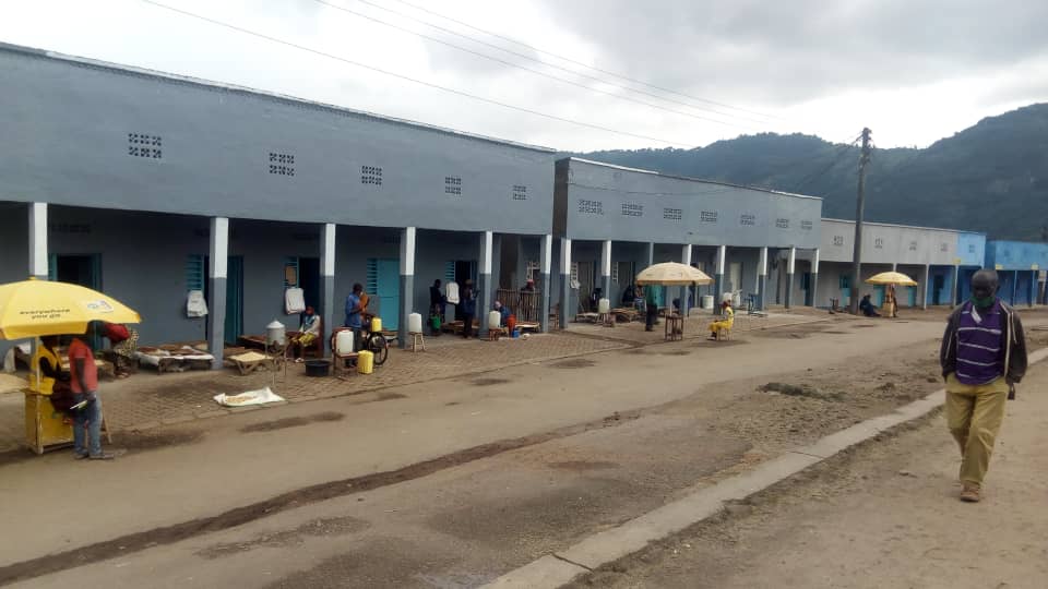 Abacuruzi bavuga ko babangamiwe no kuba batemerewe gushushanya ibyo bakora ku nzu zabo