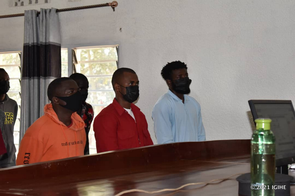 Kwizera Olivier [iburyo] n'abo bareganwaga bakatiwe igifungo cy’umwaka usubitse