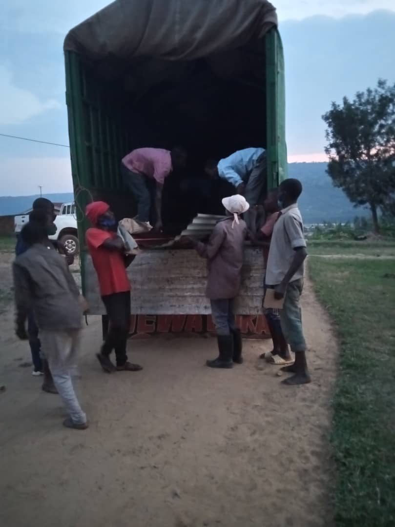 Mu bufasha bwatanzwe harimo n'amabati yo guha abafite inzu zasenyutse