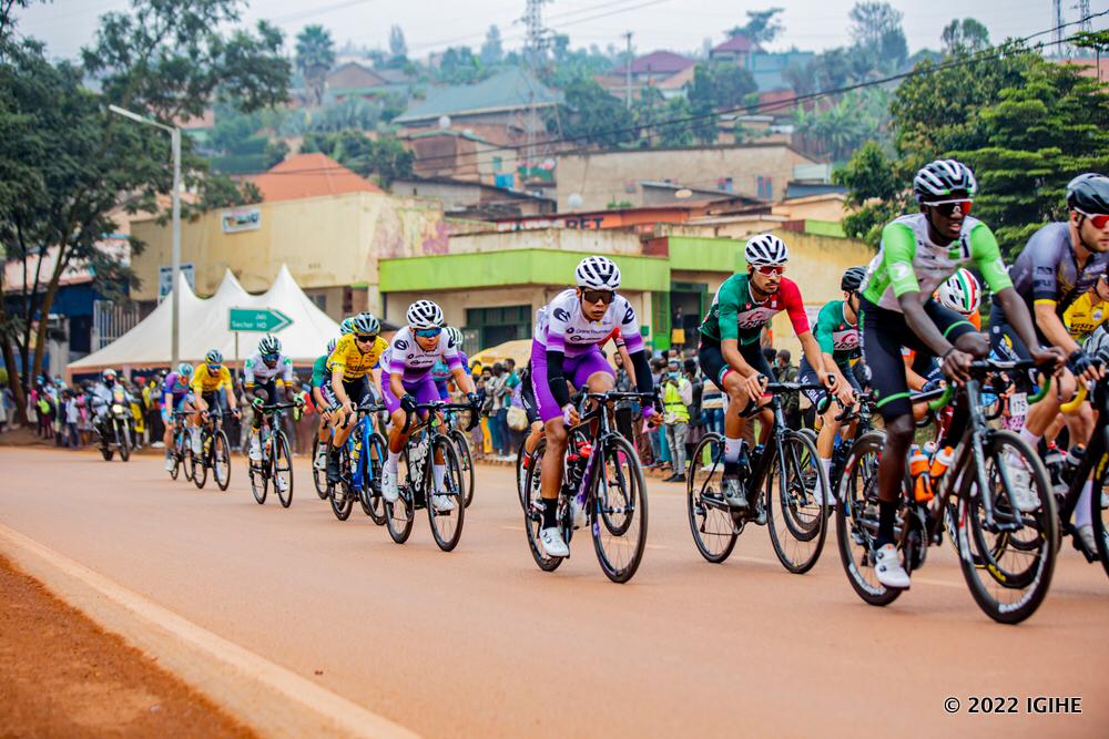 Mugisha Samuel wa ProTouch agendera hamwe n'abandi mu gikundi