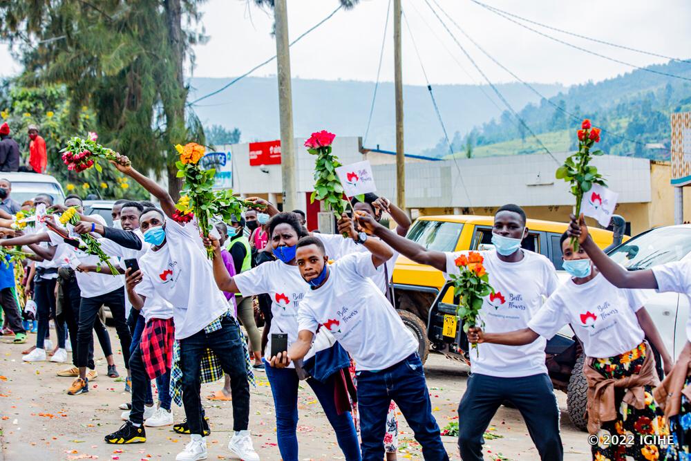 Bamwe mu bari bafite indabo za Bella Flowers baha ikaze Tour du Rwanda mu Ntara y'Iburasirazuba