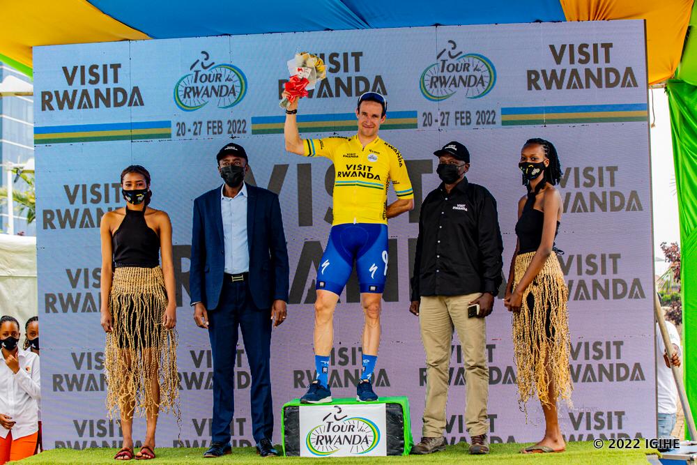 Alexandre Geniez wa TotalEnergies ni we ukomeje kwambara umwenda w'umuhondo