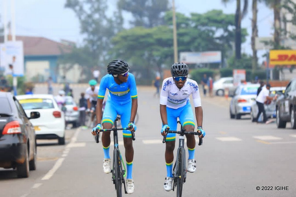 Muhoza Eric na Uhiriwe Byiza Renus ba Team Rwanda baganira ubwo bishyushyaga
