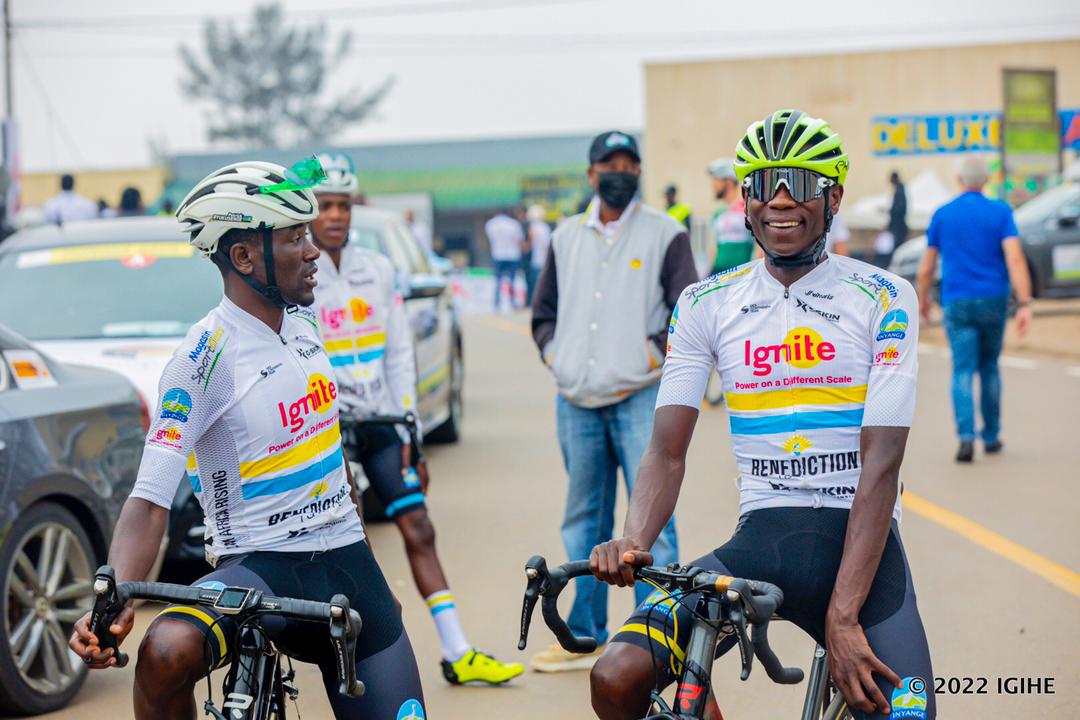 Patrick Byukusenge na Nsengimana Jean Bosco baganira mbere y'isiganwa