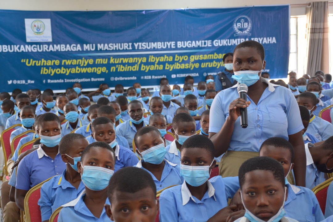 Abanyeshuri bahawe umwanya wo kubaza ibibazo