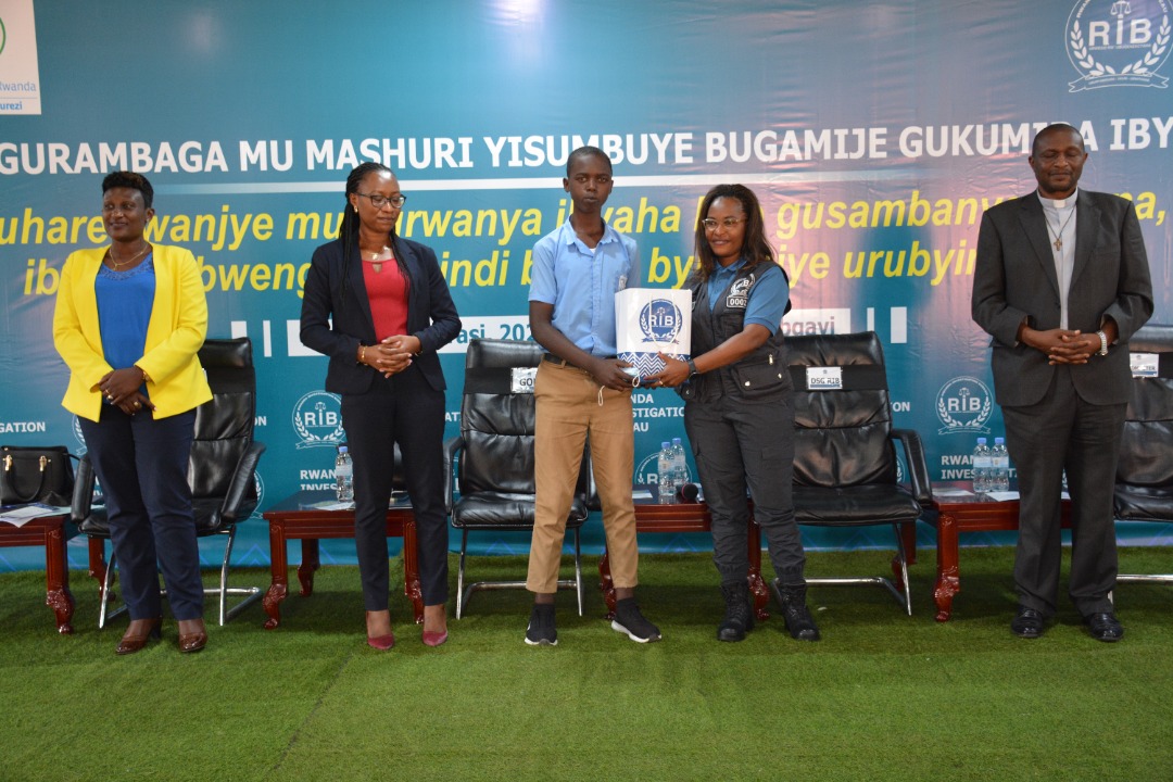 Bamwe mu banyeshuri basubije neza bahembwe