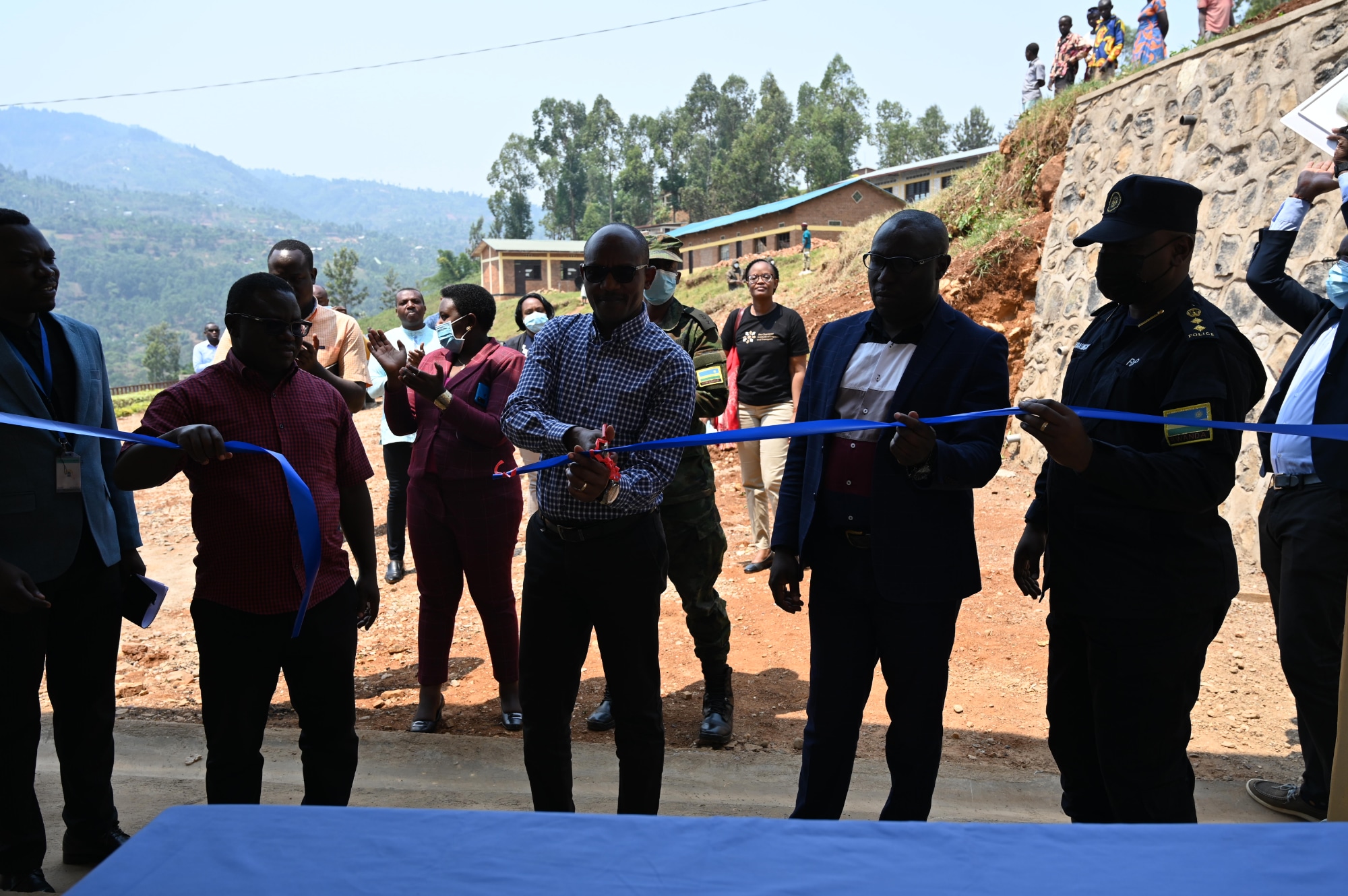 Ab'i Nyakabuye bamwenyuye nyuma yo kwegerezwa inzu y’ababyeyi mu kigo nderabuzima