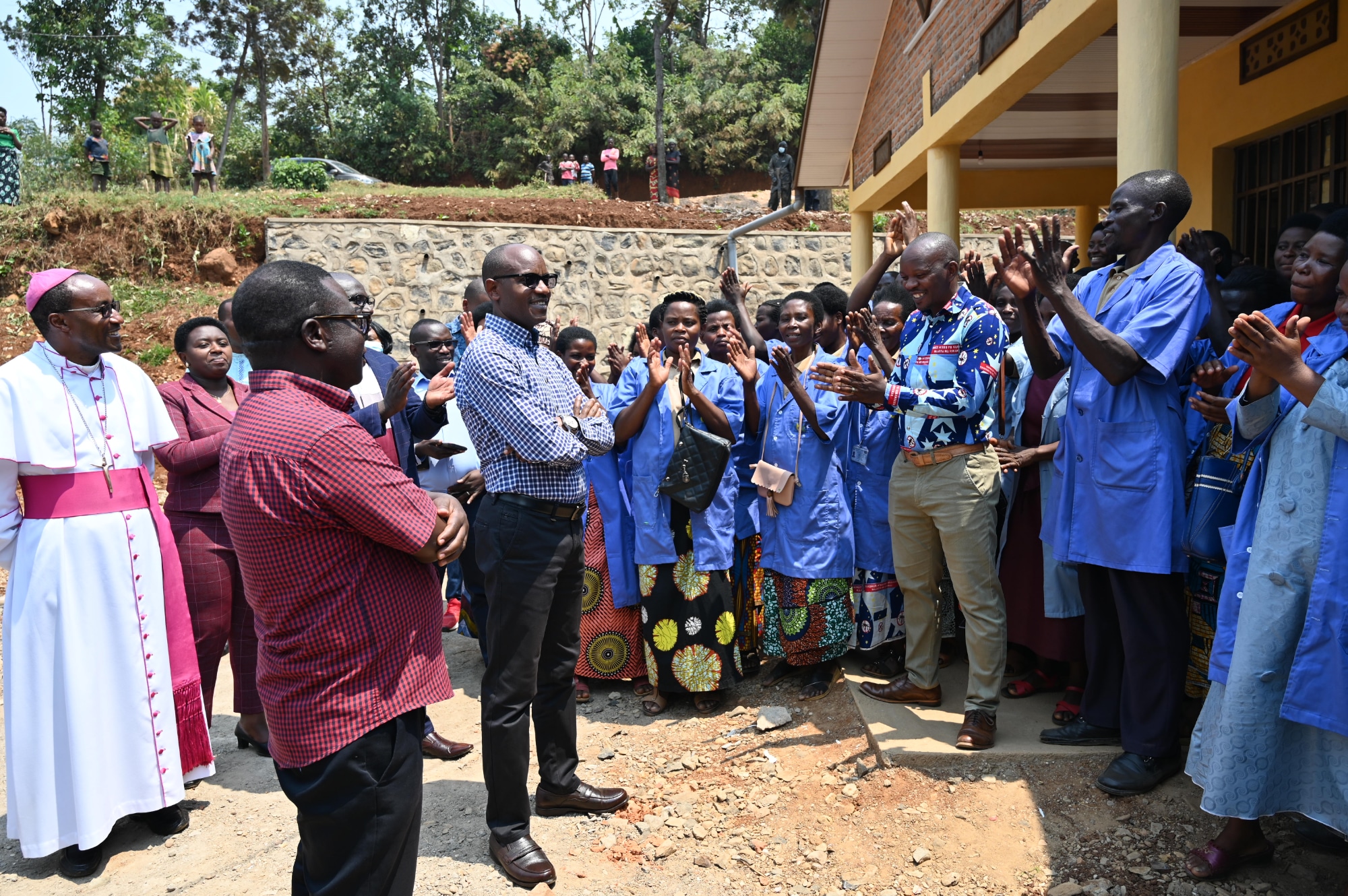 Dr Mpunga Tharcisse nyuma yo gufungura inzu y'ababyeyi ya Nyakabuye yaganiriye n'abajyanama b'ubuzima abashimira umusanzu batanga mu rwego rw'ubuzima