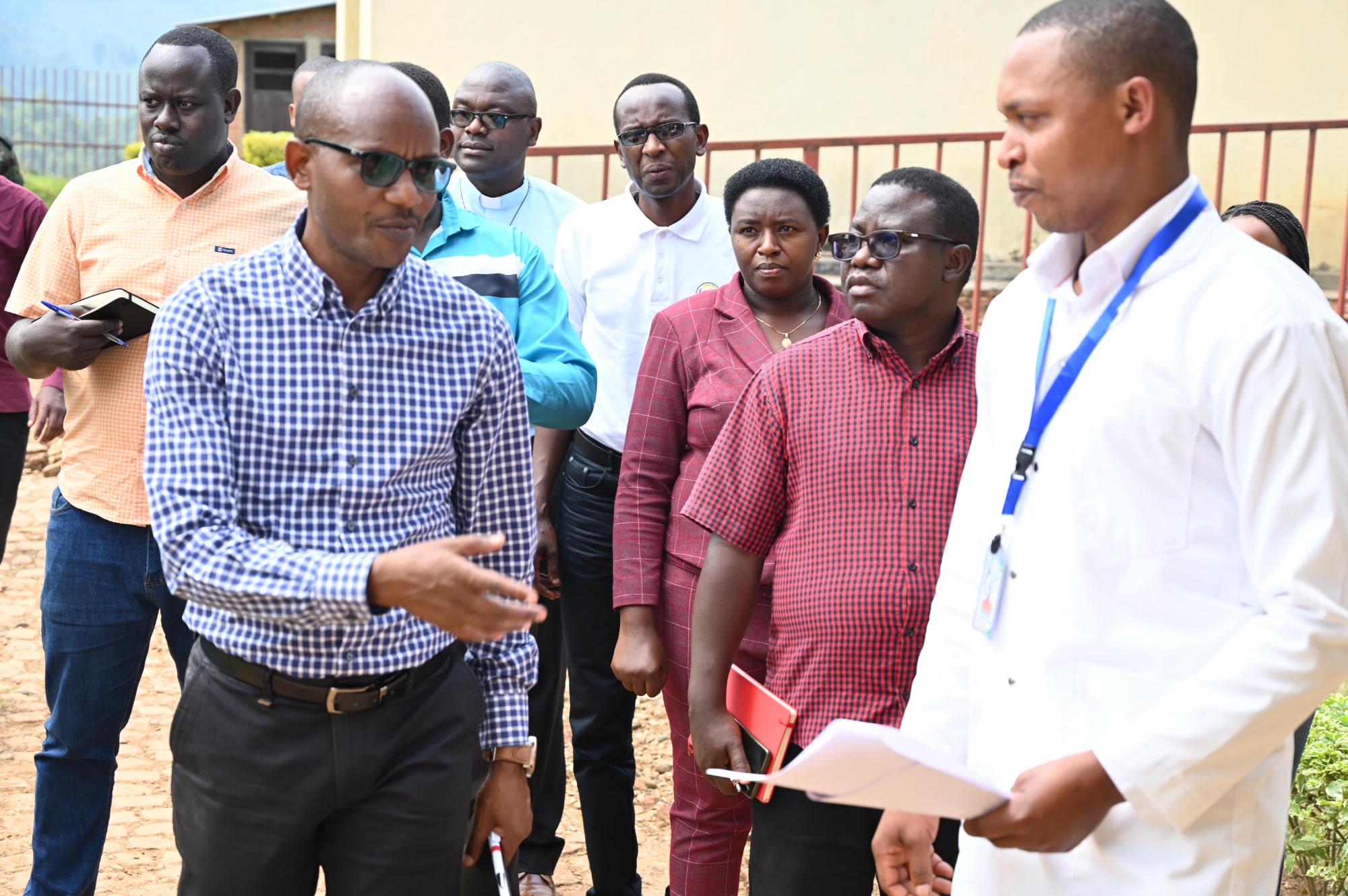 Umunyamabanga wa Leta muri Minisiteri y'Ubuzima, Dr Mpunga Tharcisse, yari kumwe na Guverineri w'Intara y'Iburengerazuba mu Rwanda, Habitegeko François