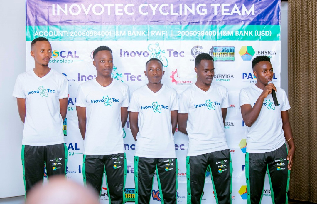Munyaneza Didier (ubanza iburyo) ni Kapiteni wa Inovotec Cycling Team akaba anategurwa kuvamo umutoza wungirije
